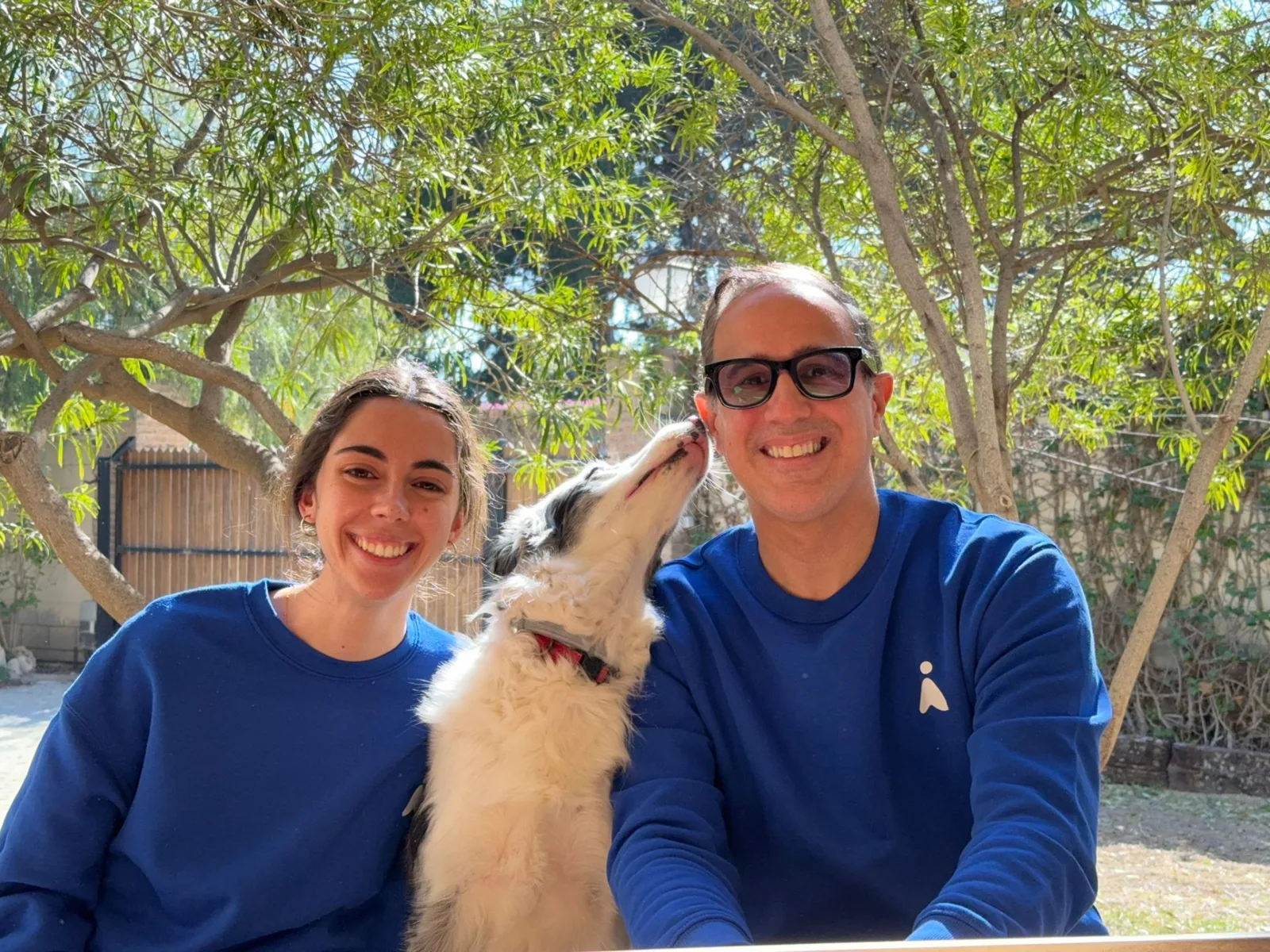 Andrés y Elena con su perro — Emotia Labs