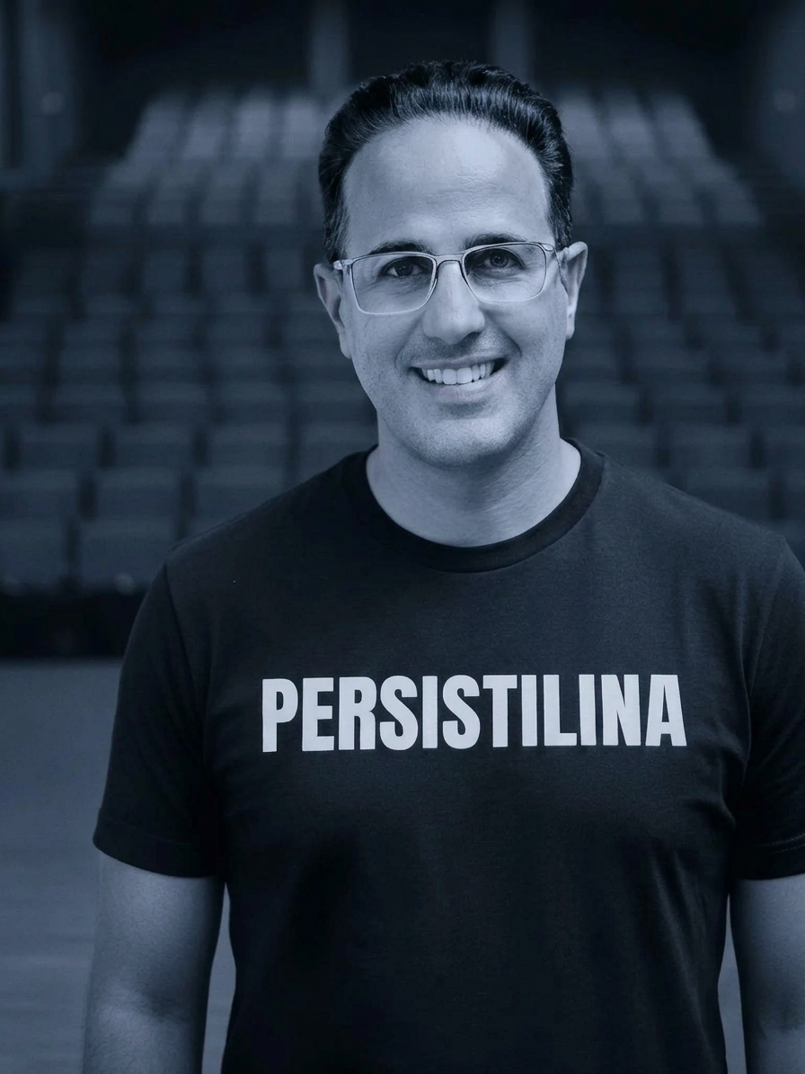 Andrés Pinate con camiseta Persistilina, autor y conferenciante