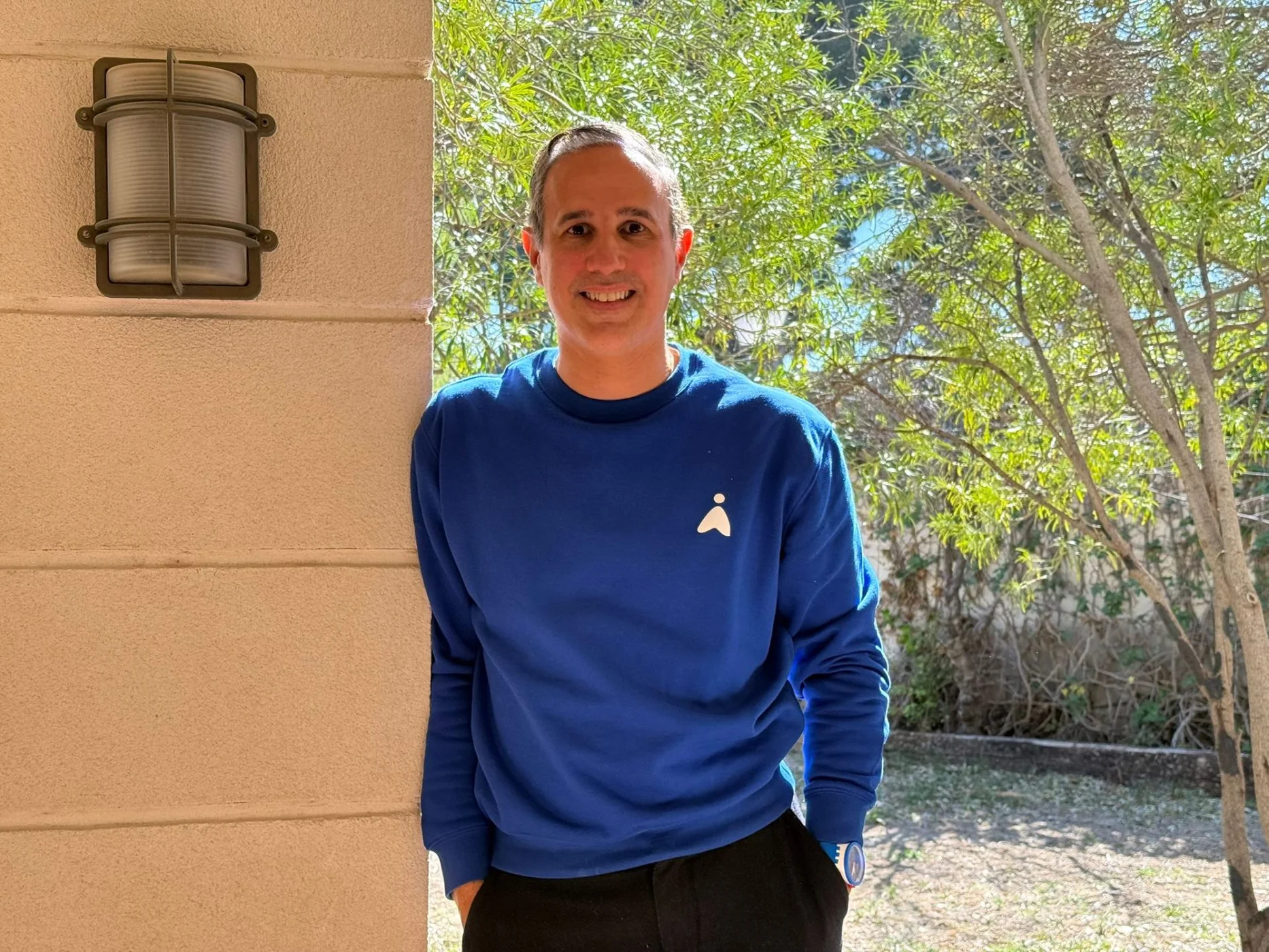 Andrés Pinate con sudadera Emotia azul