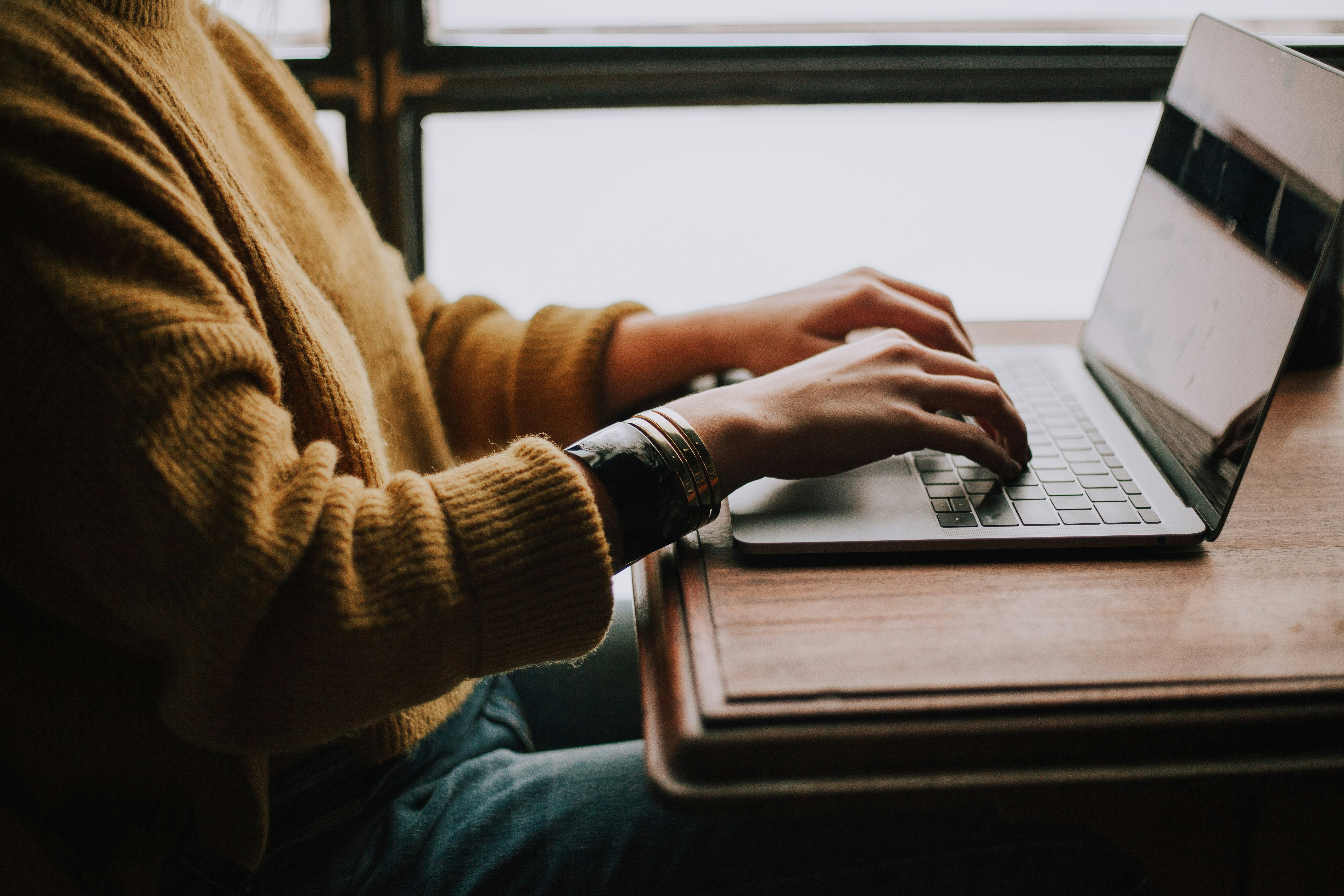 Profesional trabajando en estrategia digital para empresa murciana